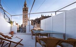 Alemanes Dúplex frente a la Giralda con terraza privada, 2 camas individuales