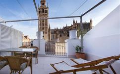 Alemanes Dúplex frente a la Giralda con terraza privada, cama doble